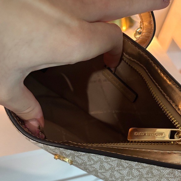 Michael Kors Beige and Gold Shoulder Bag - Picture 3 of 5